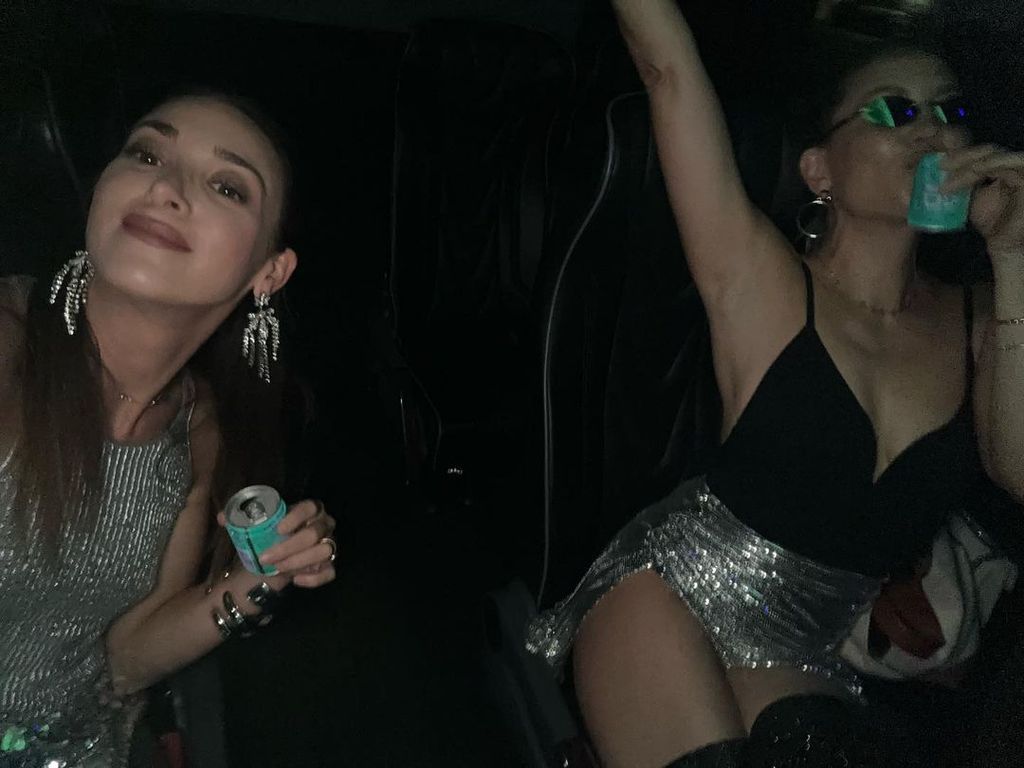 Kate Hudson and a friend on their way to Beyoncé's birthday show