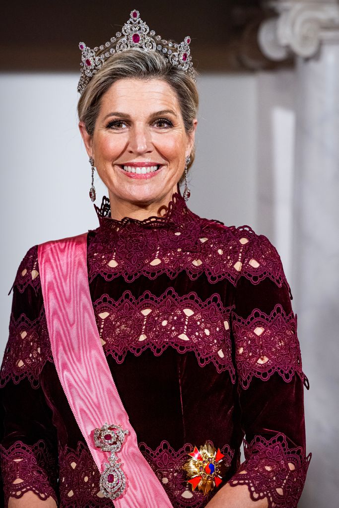 Rainha Máxima usa a tiara de rubi