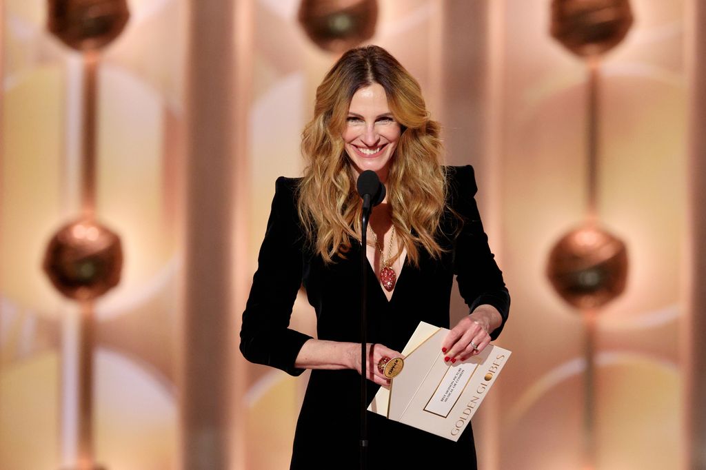 julia roberts presenting an award at the golden globes 