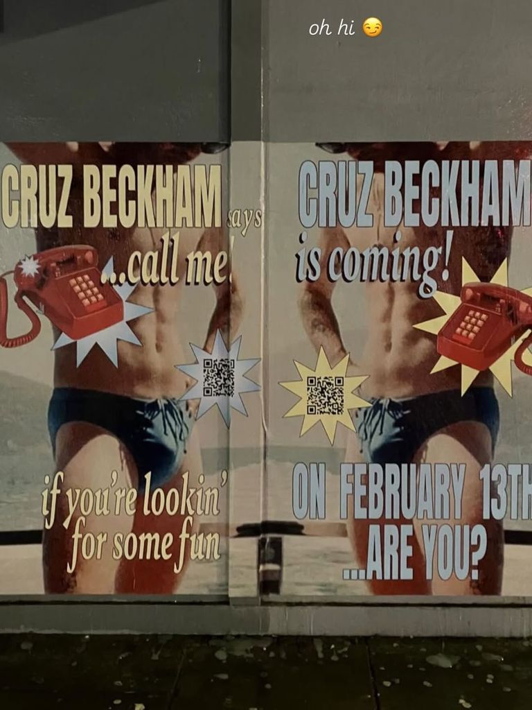 Une photo de deux affiches 