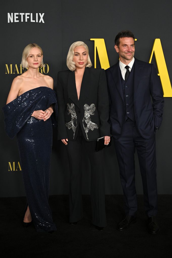 Lady Gaga, vestindo um deslumbrante terno Alexander McQueen, estava presente para apoiar Carey Mulligan e Bradley Cooper