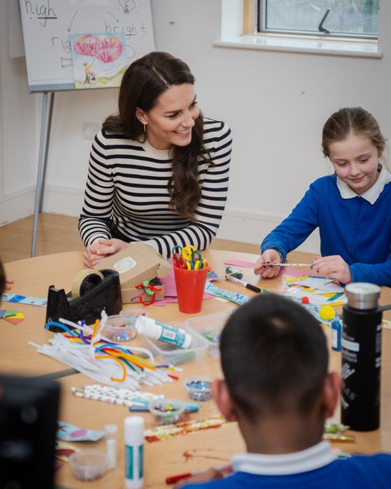 kate middleton with school children