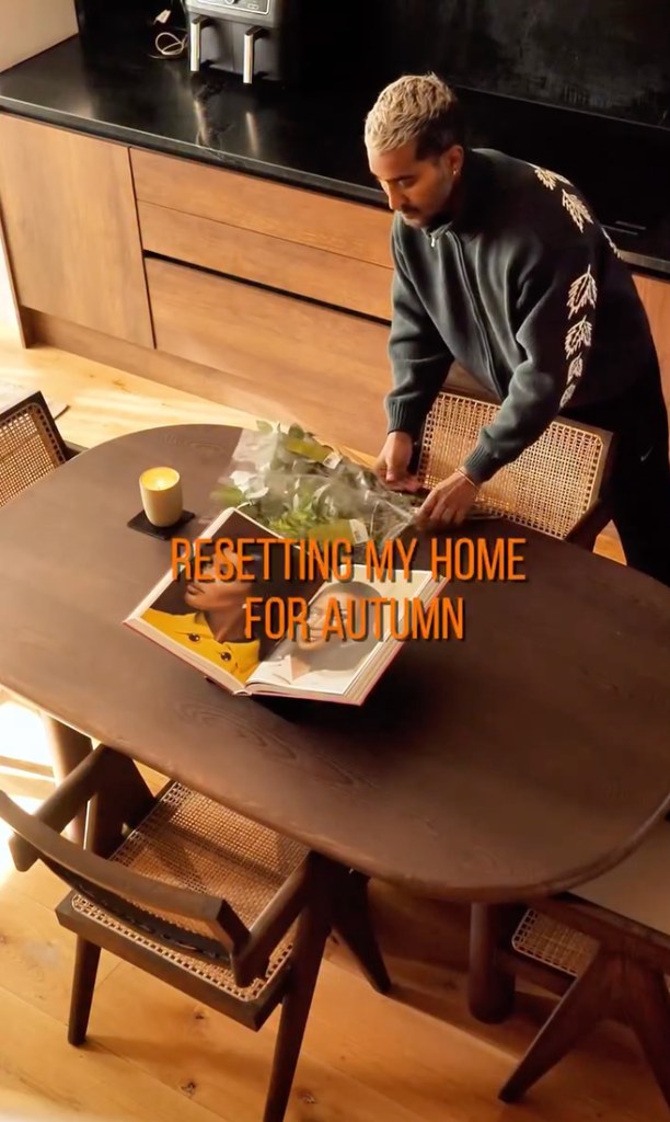 homme avec espace salle à manger moderne