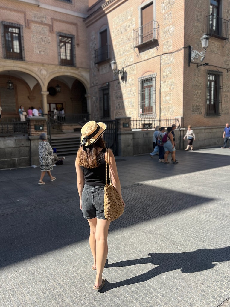 woman with hat in madrid