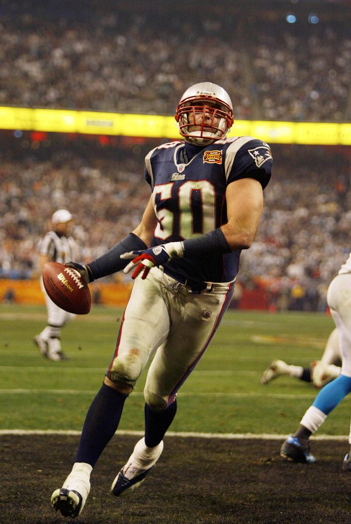 Mike Vrabel, des New England Patriots, célèbre sa réception lors de la victoire des Pats 32-29 sur les Carolina Panthers lors du Super Bowl XXXVIII au Reliant Stadium de Houston, Texas.