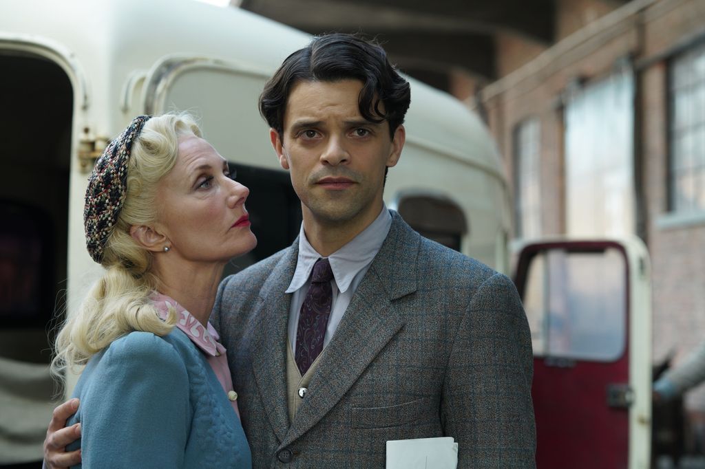 Joely Richardson as Sandra Dare and Jacob Fortune-Lloyd as Stewart Howard in Bookish 