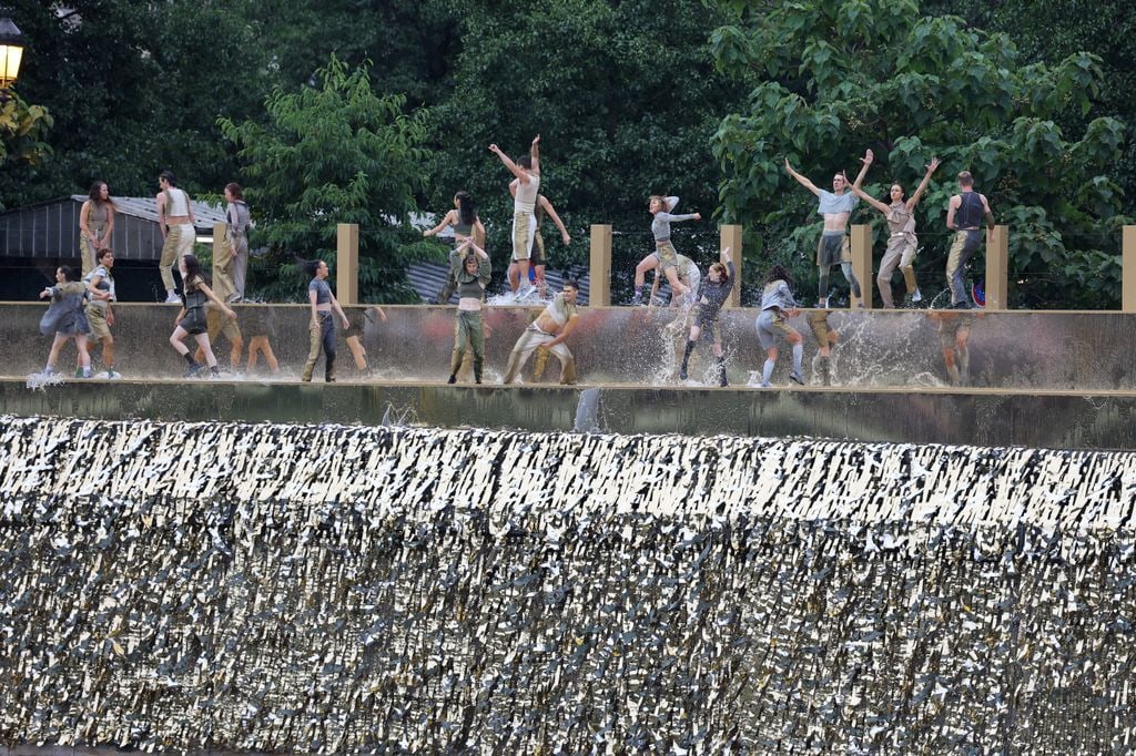 Tänzer treten während der Eröffnungszeremonie der Olympischen Spiele 2024 in Paris am Ufer der Seine auf. 