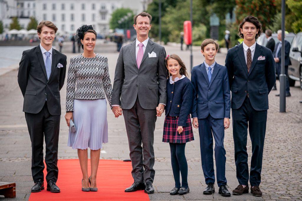 Le prince Félix, la princesse Marie, le prince Joachim, la princesse Athéna, le prince Henrik et le prince Nikolaï faisaient la queue à l'extérieur.