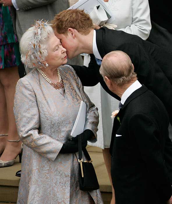 harry queen wedding kiss