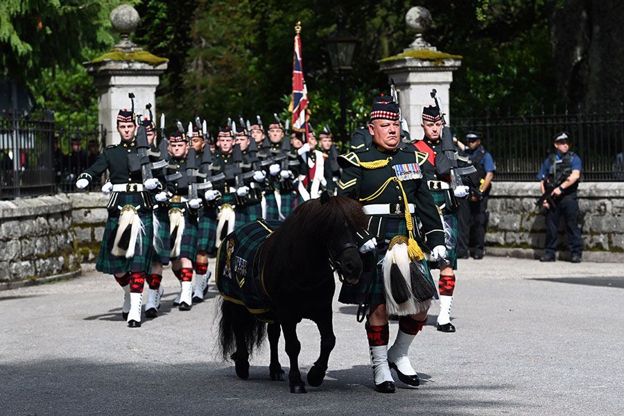 queen welcomed to balmoral 1