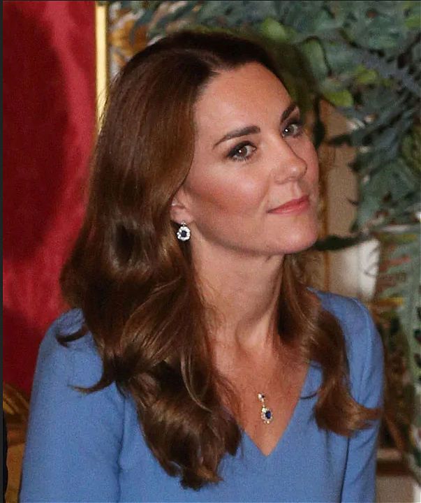 kate middleton wearing sapphire earrings necklace