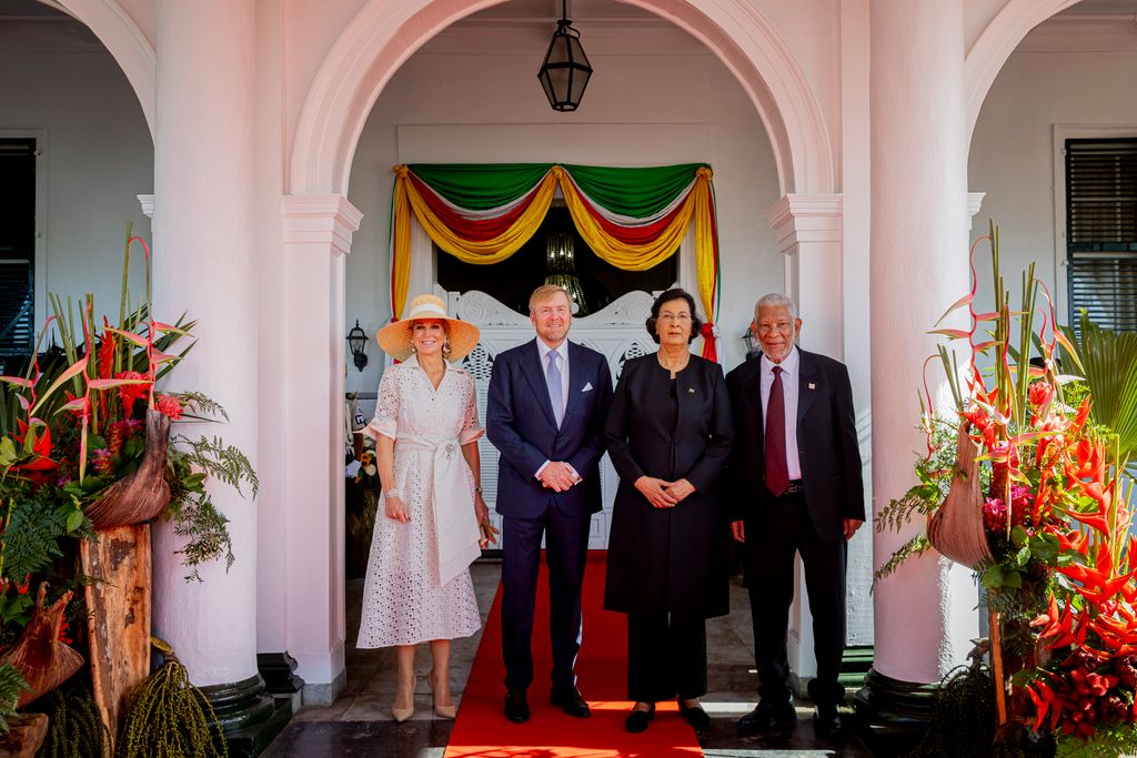 King Willem-Alexander and Queen Maxima outside pillared building with President Jennifer Geerlings-Simons of Suriname and her husband