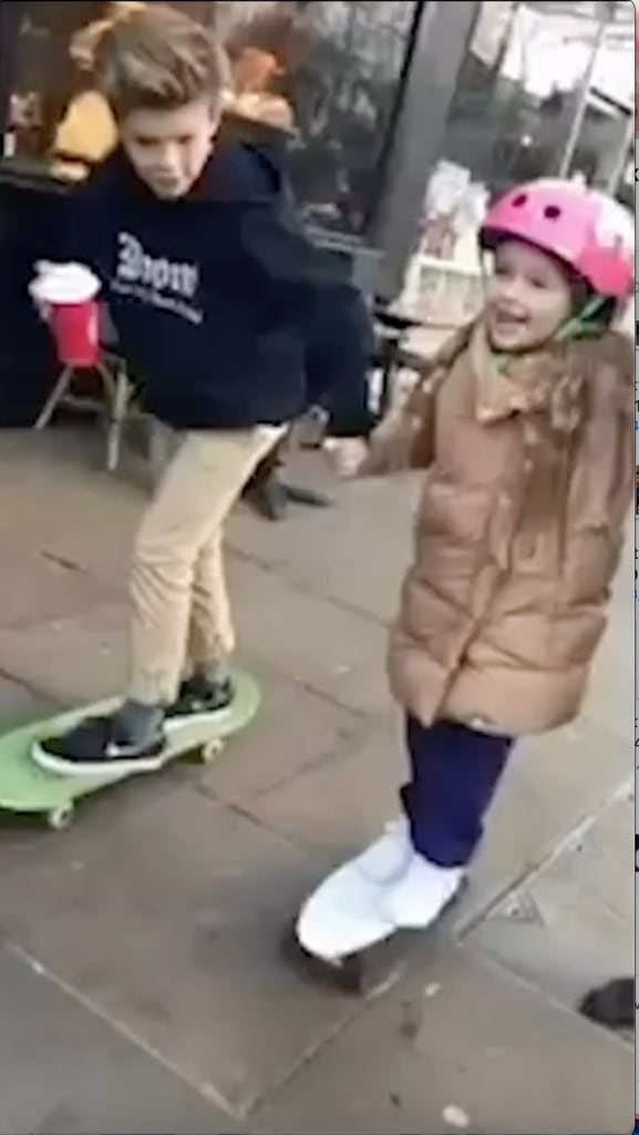 Harper Beckham est une mini pop star sur une photo de famille inédite avec son frère Cruz 2 Une photo de Cruz et Harper en train de faire du skateboard
