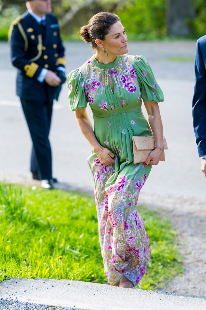Princesa de la corona Victoria viajando con un vestido de flores