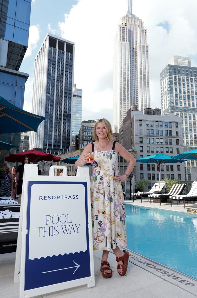 Jenna Bush Hager profite d'un verre au bord de la piscine