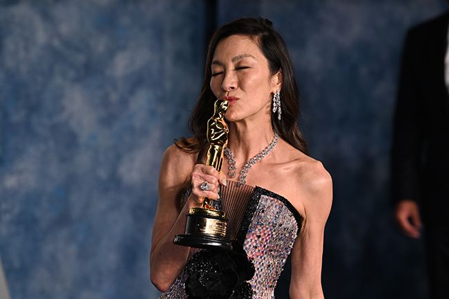 Michelle Yeoh kisses her Oscar