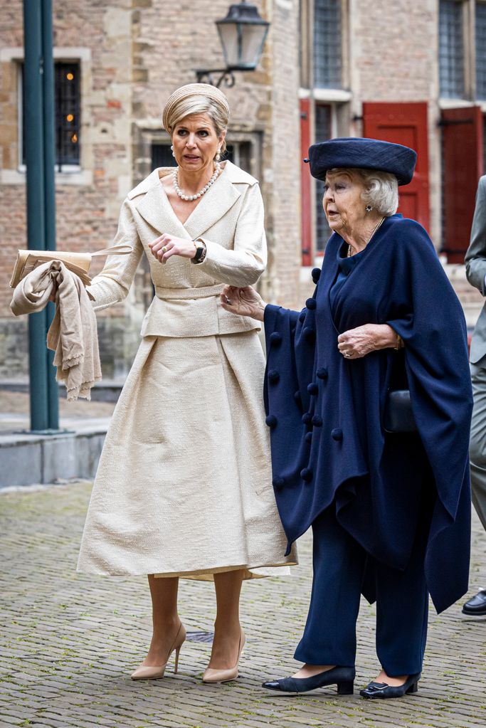 Rainha Máxima em vestido vintage com Beatrix em azul marinho