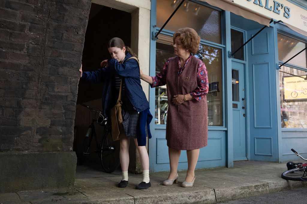 Paula Cunningham (KITTY ANDERSON) Violet Buckle (ANNABELLE APISON) in Call the Midwife