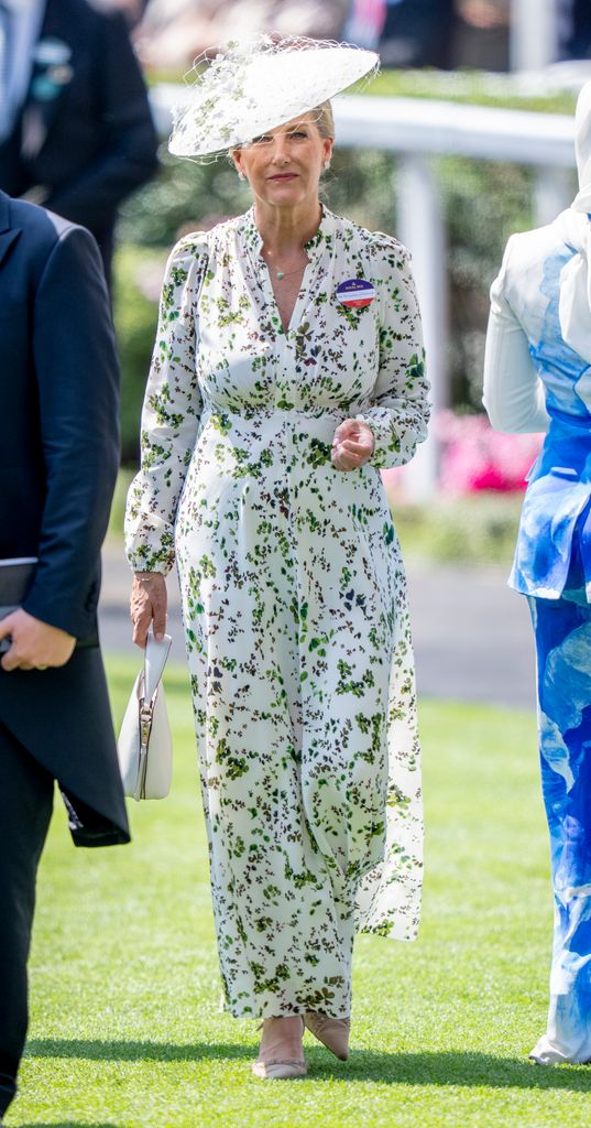 Duchess Sophie mengenakan gaun bunga dan topi krim