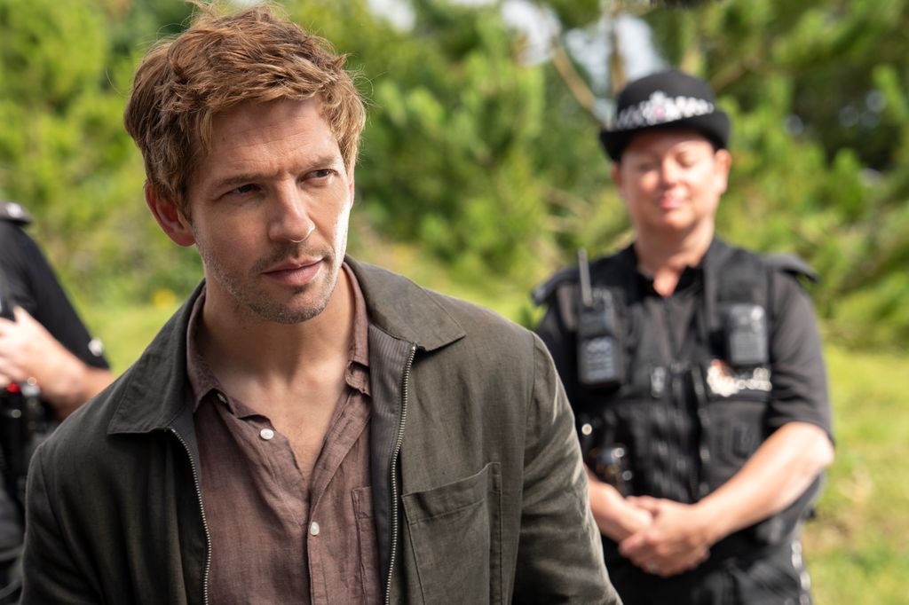 Le drame policier "brillant" Bergerac révèle un nouveau regard sur la saison 2 alors que les acteurs de Midsomer Murders et Slow Horses rejoignent le casting 2 gros plan, de, homme, debout, devant, policier