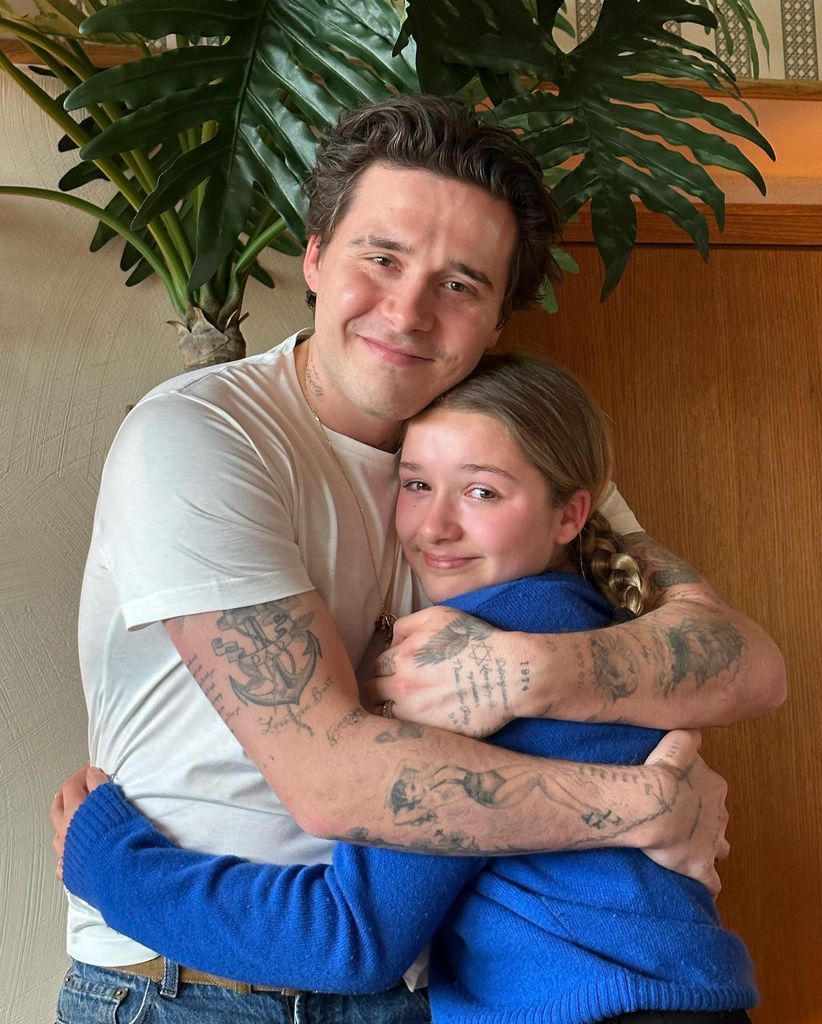 frère et soeur s'embrassant 