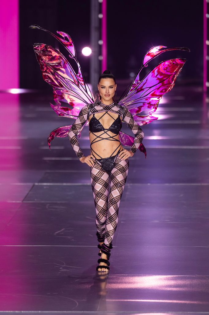 Adriana Lima com roupa xadrez