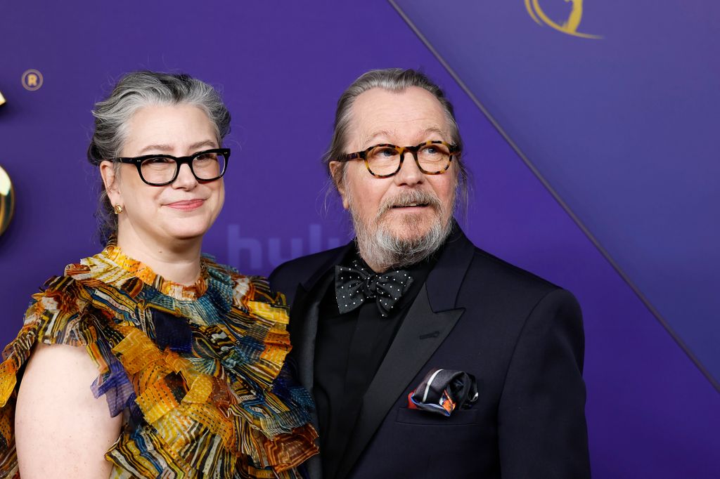 Gisele Schmidt e Gary Oldman chegando ao 76º Primetime Emmy Awards