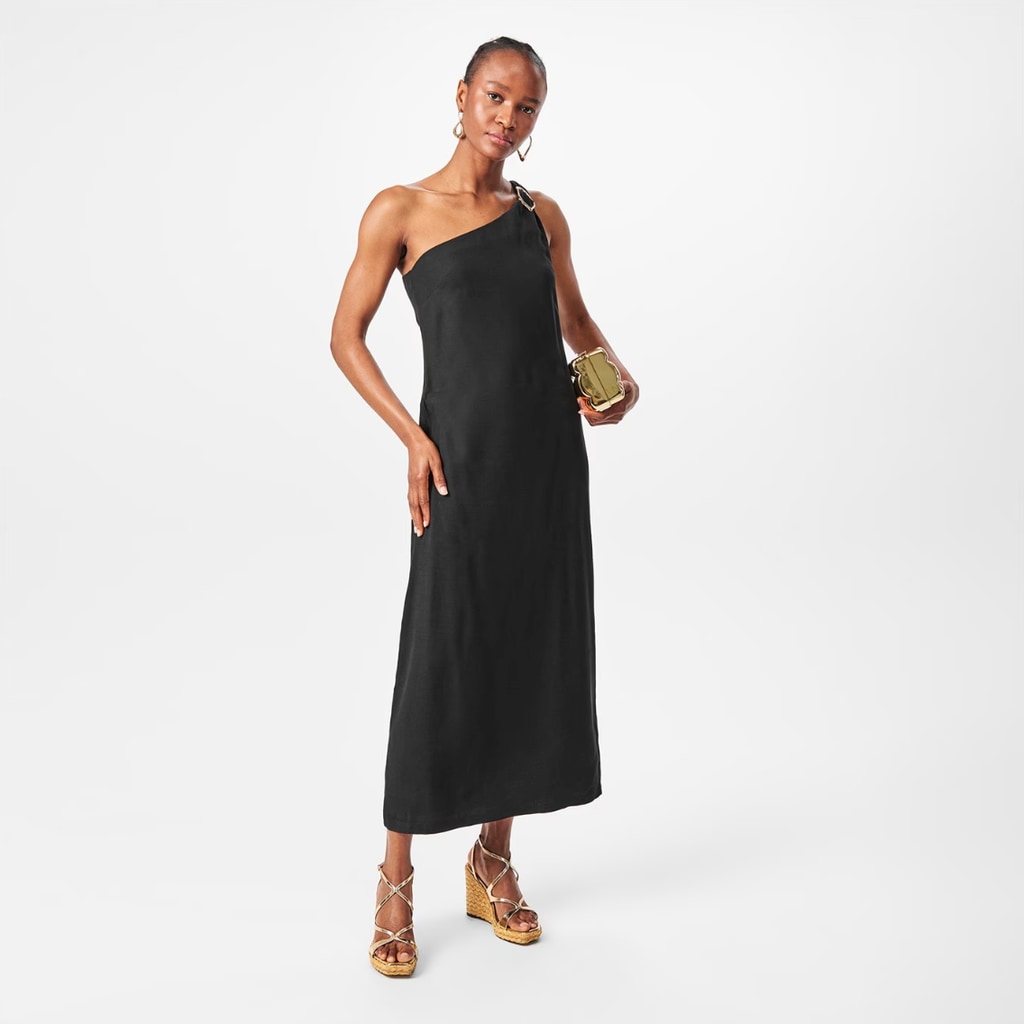 Modèle portant une robe noire avec boucle en or éditée