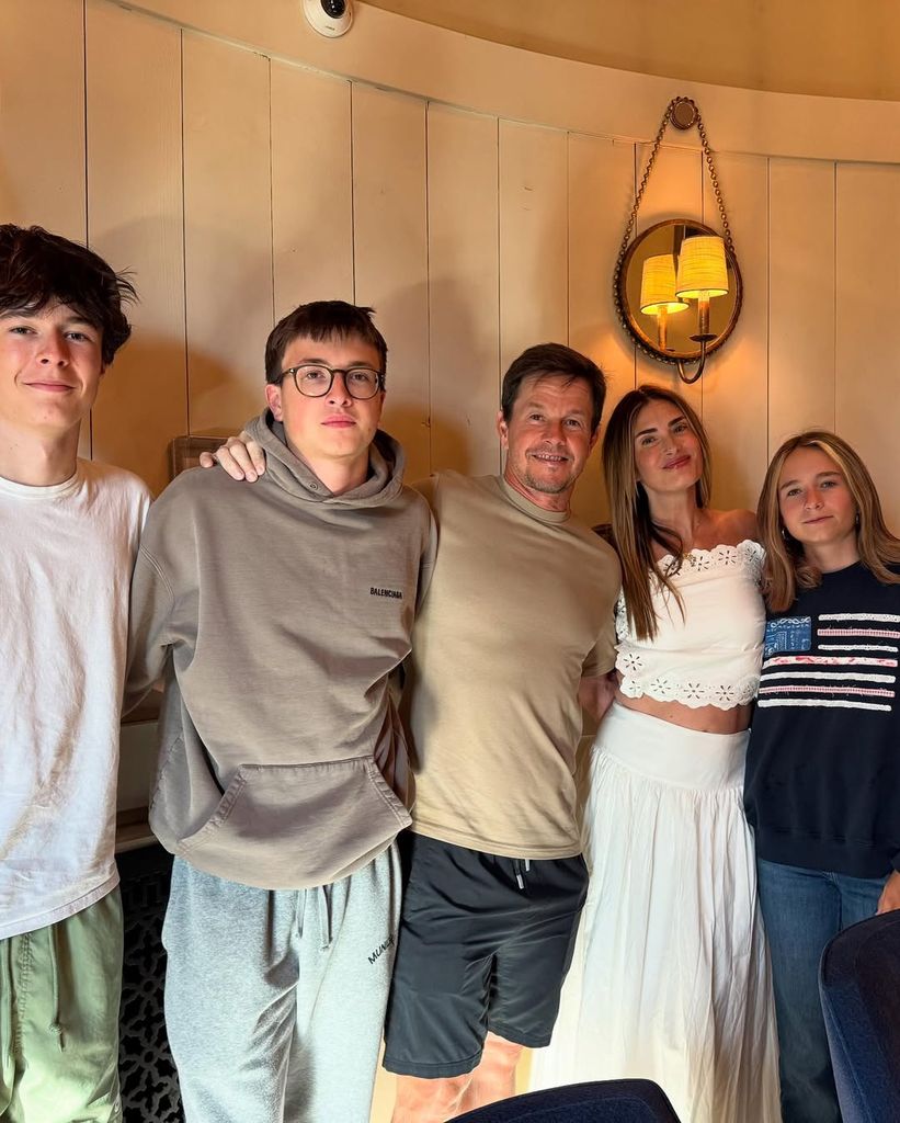Mark Wahlberg et Rhea Durham posent avec leurs enfants Brendan, Michael et Grace lors de la fête d'anniversaire de Rhea, partagée sur Instagram