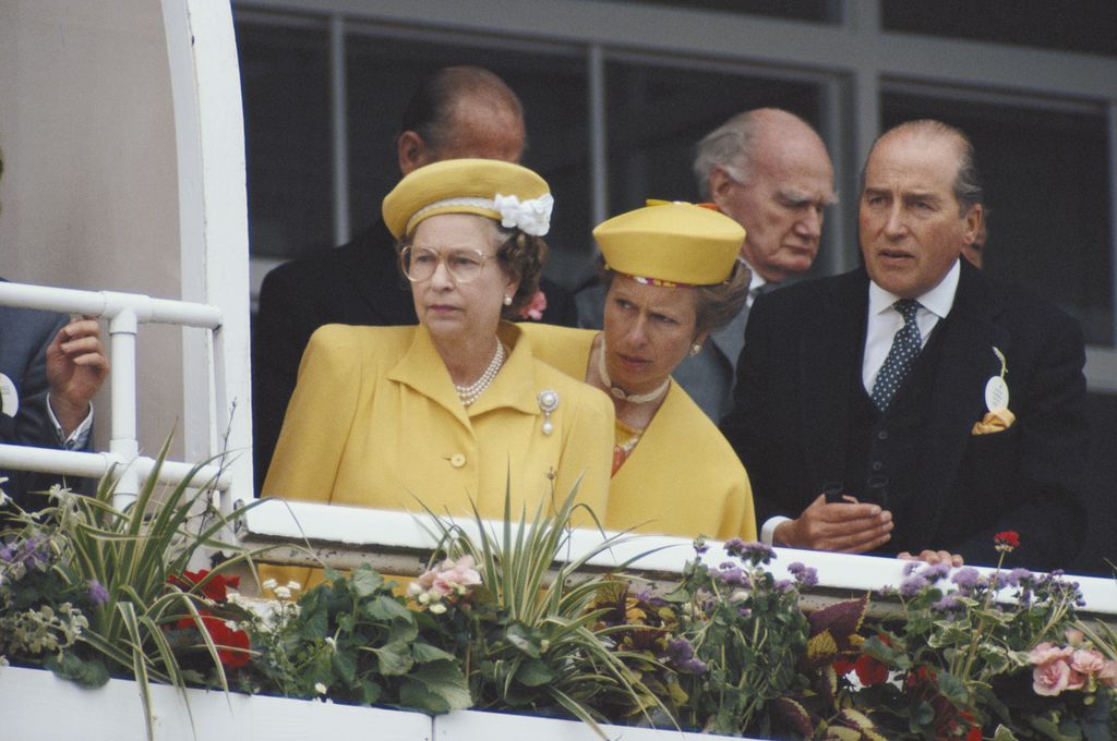 Rainha Elizbeth II, Princesa Anne e Henry Herbert, 7º Conde de Carnarvon (1924-2001), gerente de corridas da Rainha Elizabeth II, assistindo às corridas de cavalos no encontro de Derby, no hipódromo de Epsom, em Epsom, Surrey, Inglaterra, Grã-Bretanha, 1 Junho de 1988. 