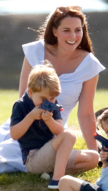 Princesa Kate com o príncipe George de Cambridge, que brinca com uma arma de brinquedo enquanto participa do Maserati Royal Charity Polo Trophy no Beaufort Polo Club em 10 de junho de 2018 em Gloucester, Inglaterra. (Foto de Max Mumby/Indigo/Getty Images)