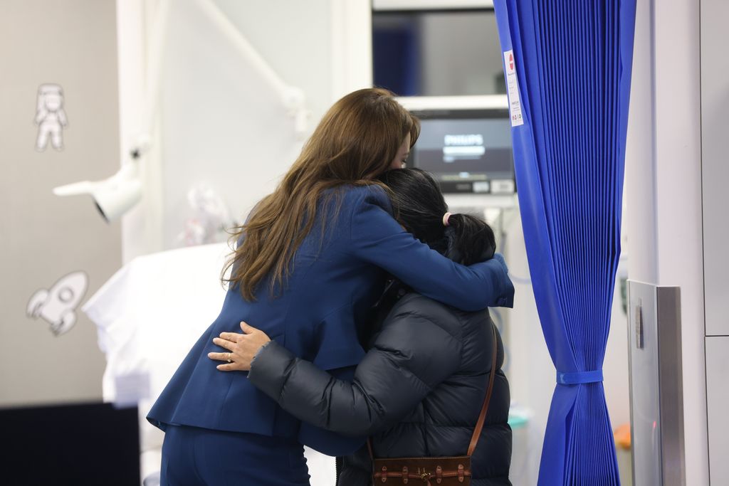 Kate is seen hugging a parent at Evelina London