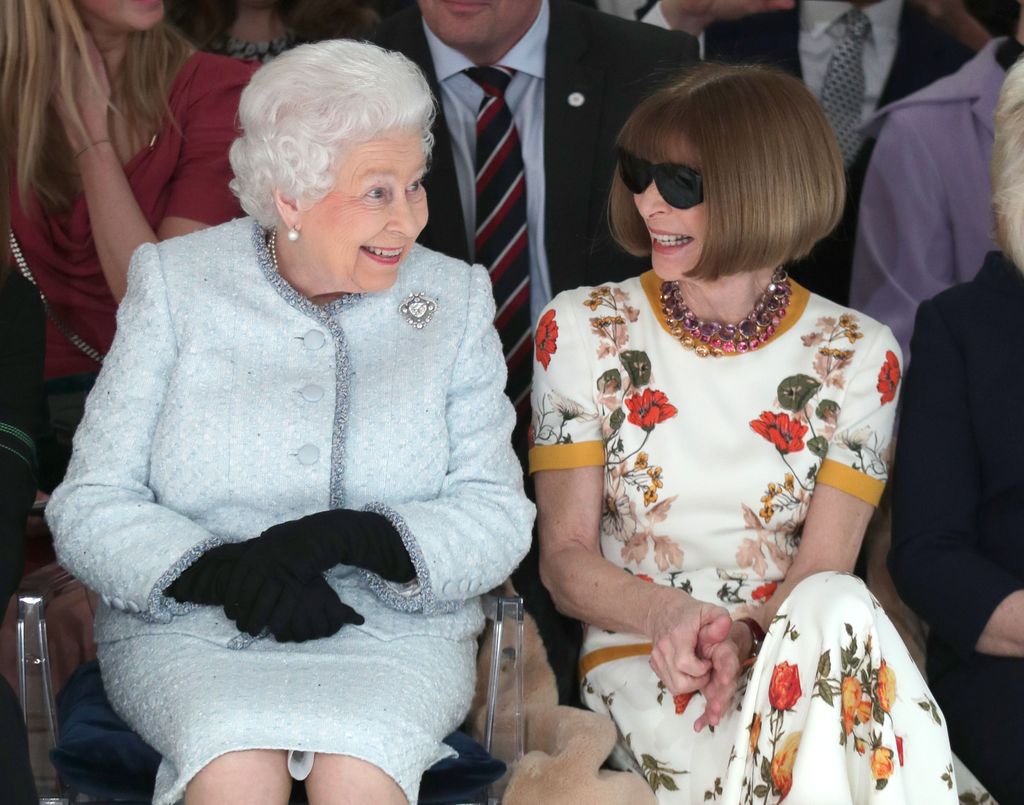 Ratu Elizabeth dan Anna Wintour tersenyum ketika mereka duduk di barisan depan di acara landasan pacu Richard Quinn di London.