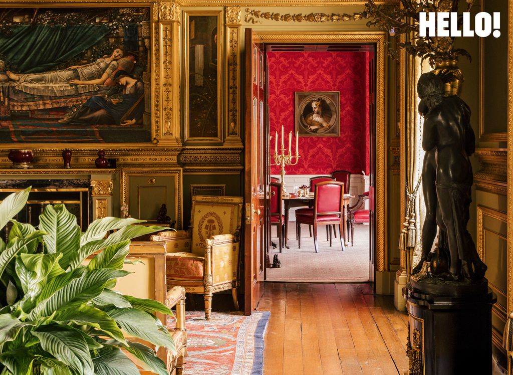 Une vue sur le Saloon, qui offre une vue sur la salle à manger, abrite l'une des plus belles peintures de la propriété - La Légende de la Rose Briar du peintre préraphaélite anglais Sir Edward Burne-Jones à l'intérieur du parc Buscot.