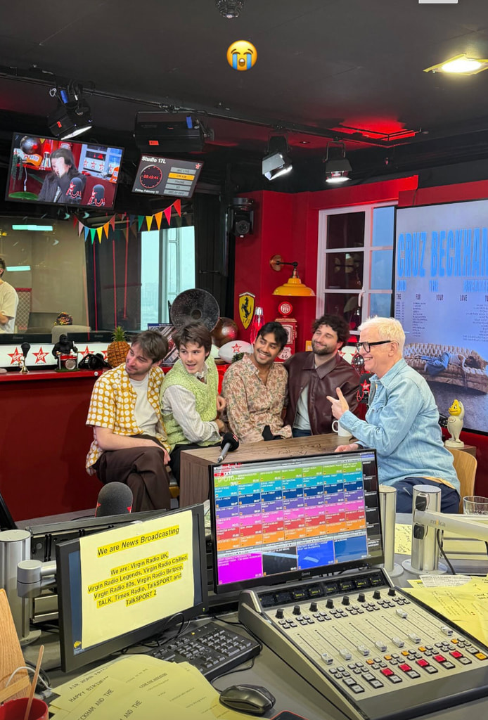 Cruz Beckham fait une confession familiale ultra-rare alors qu'il sort une nouvelle musique 1 Une photo de Cruz Beckham et des Breakers dans le studio Virgin Radio