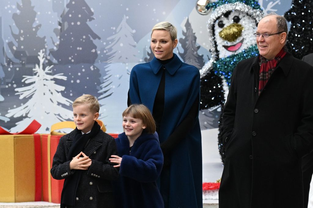 Príncipe Jacques de Mônaco, Princesa Gabriella de Mônaco, Príncipe Albert II de Mônaco e Princesa Charlene de Mônaco comparecem à Árvore de Natal no Palácio de Mônaco 