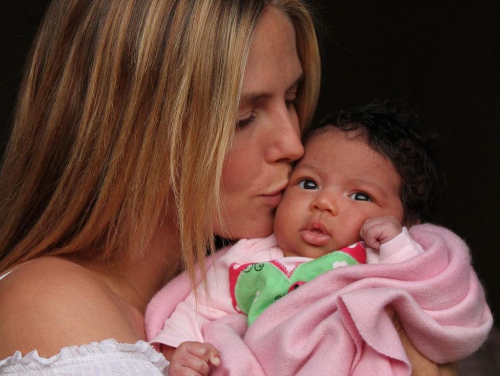 Heidi Klum kissing baby daughter