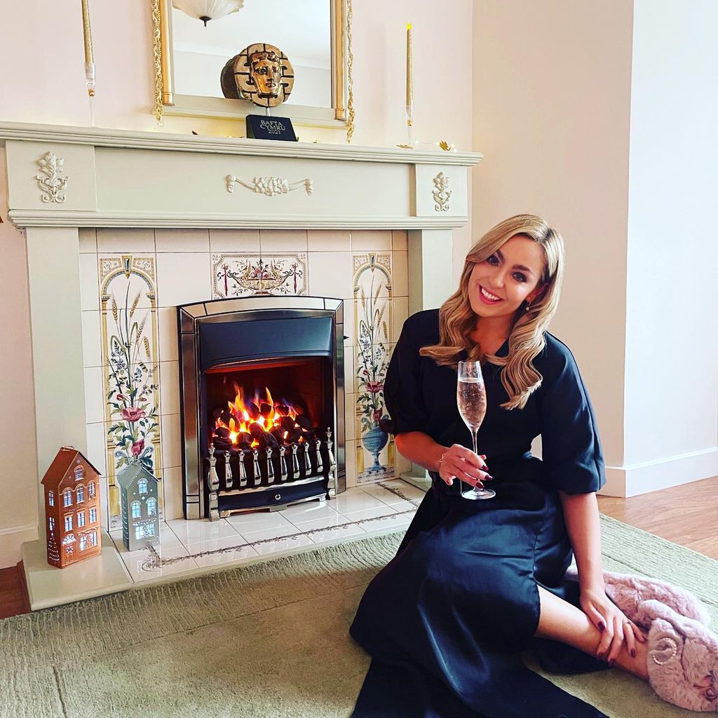 Amy posed for a photo against her stunning Victoria fireplace at Christmas