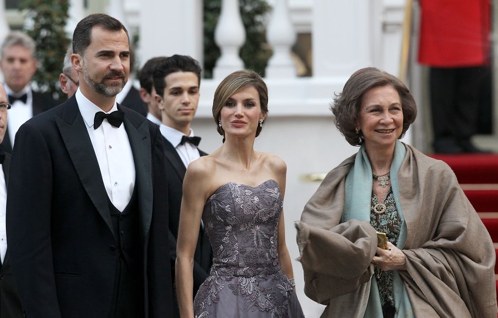 The then-Princess Letizia of Asturias in mauve next to her mother-in-law and husband