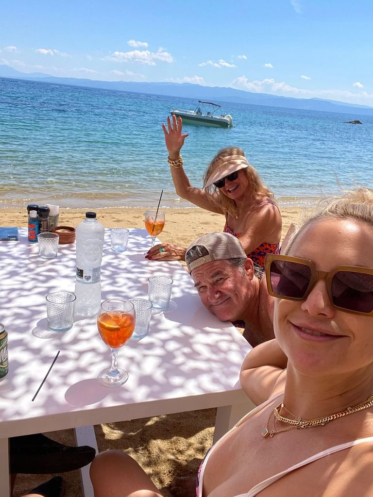 Goldie Hawn looked sensational in a brightly colored swimsuit while enjoying cocktails with Kurt Russell and Kate Hudson