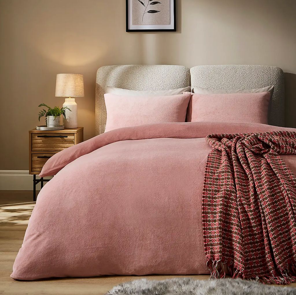 Dunelm fleece bedding in pink