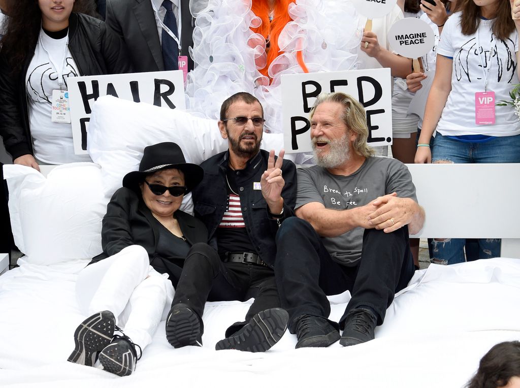 Yoko Ono, Ringo Starr et Jeff Bridges assistent au lancement de Ret Together NYC par le bus de tournée éducatif John Lennon présenté par OWC à l'hôtel de ville le 13 septembre 2018 à New York City