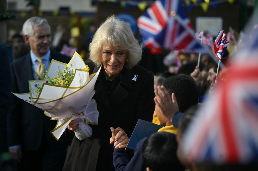 La reine Camilla s'en va après avoir assisté à l'ouverture d'une bibliothèque à l'école primaire de Christ Church