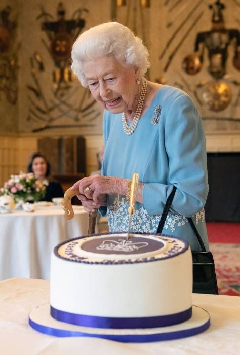 the queen platinum jubilee cake
