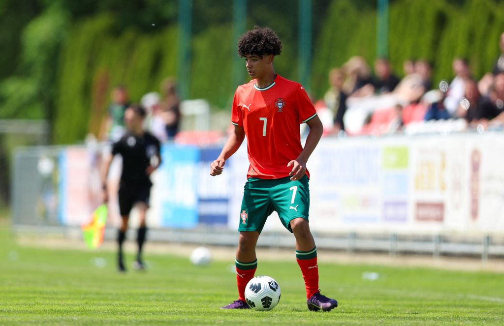 Cristiano controlled the ball in green and red kit