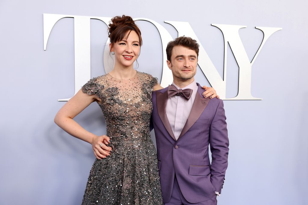 Erin Darke et Daniel Radcliffe assistent à la 77e cérémonie annuelle des Tony Awards au David H. Koch Theatre du Lincoln Center le 16 juin 2024 à New York.