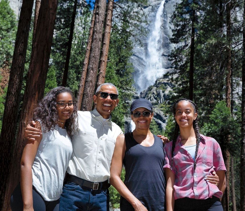 Barack and Michelle Obama with daughters Malia and Sasha