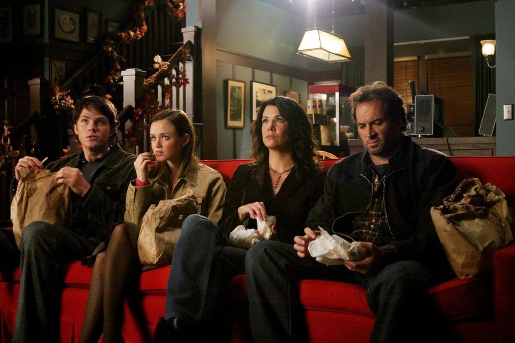 gilmore girls cast sitting on sofa