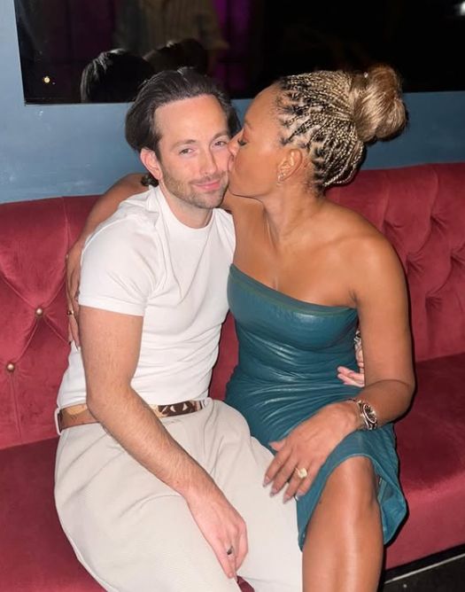 Mel B embrassant Rory McPhee sur le côté de la joue