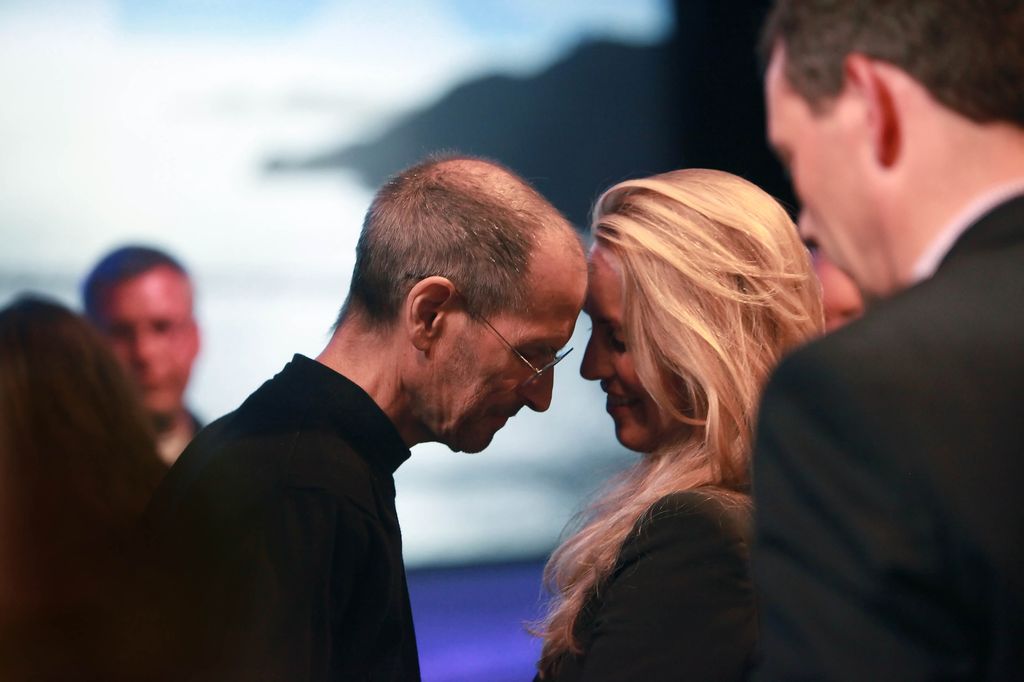 Steve Jobs se penchant contre l'épouse Laurene Powell Jobs